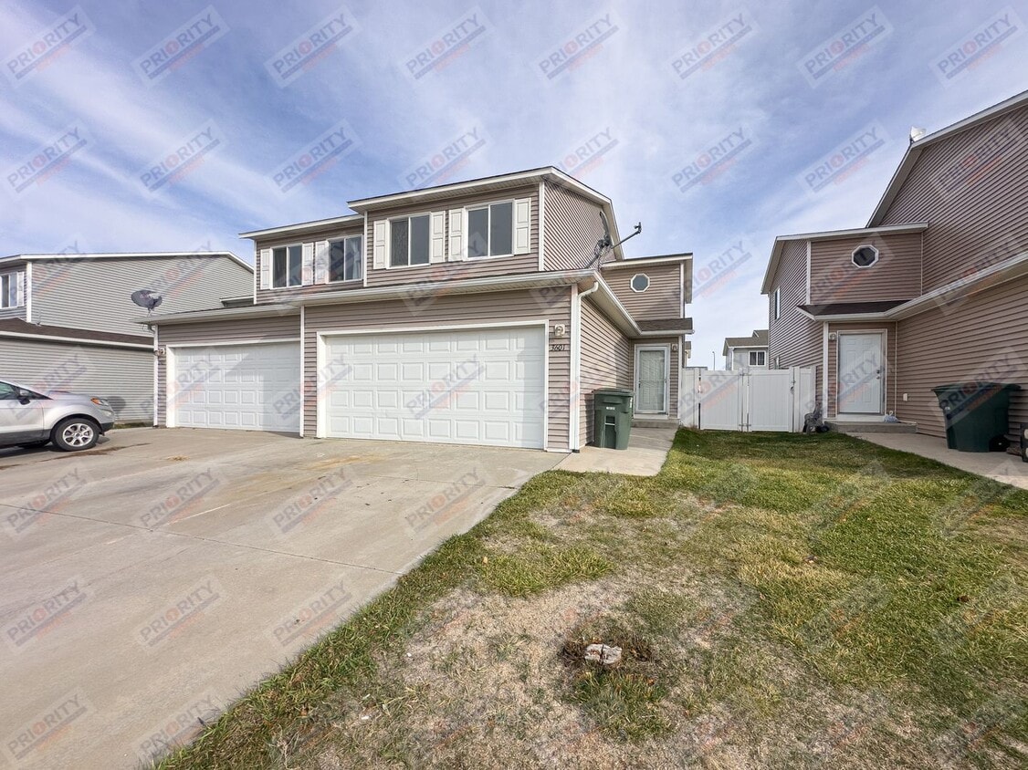 Primary Photo - Townhome with a 2 car garage!