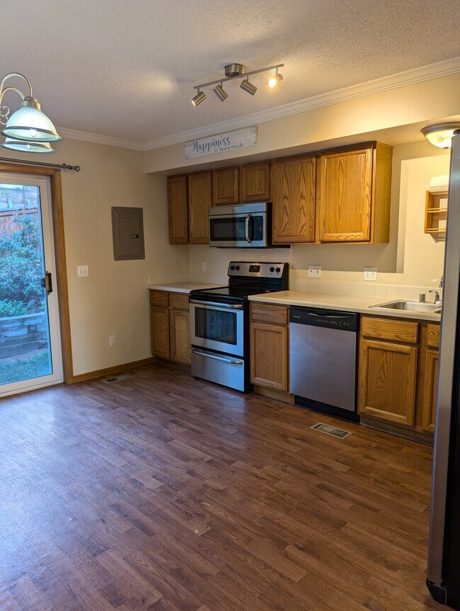 Building Photo - 2110 Oakcrest Cir