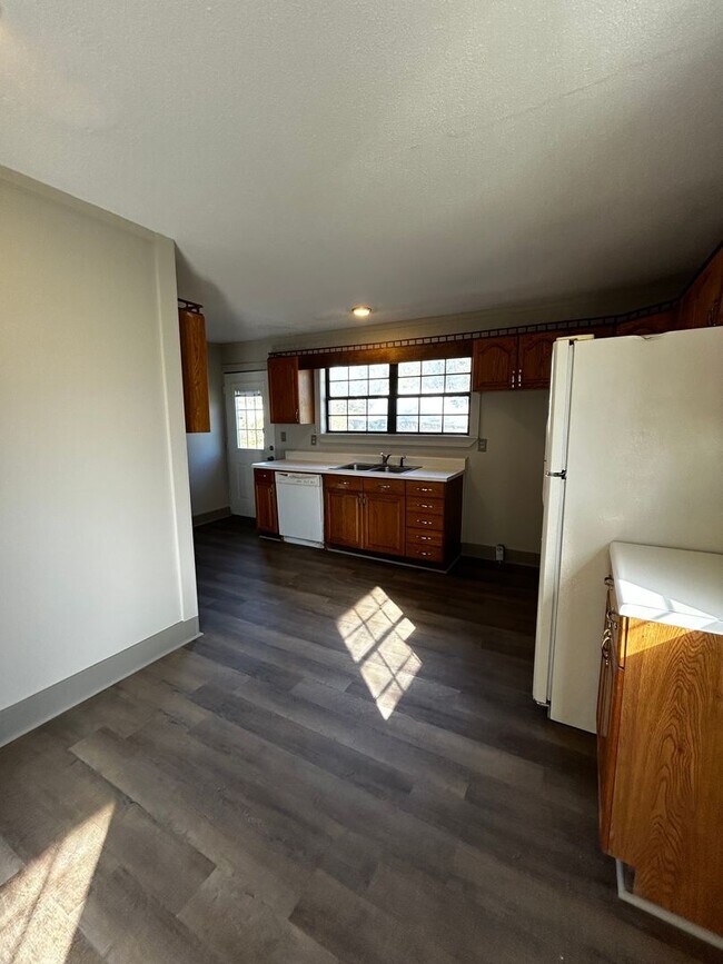 Building Photo - Spacious 4 bed, 2 bath home! Located minutes from Battlefield Pkwy and East Ridge!