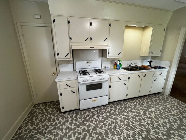 Foto del edificio - Four Bedroom, Three Bathroom , House Near UL with Lawncare.