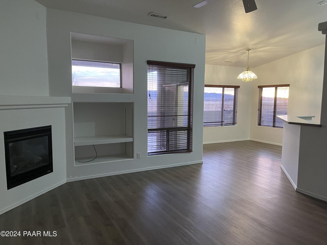 Building Photo - 5855 N Bronco Ln