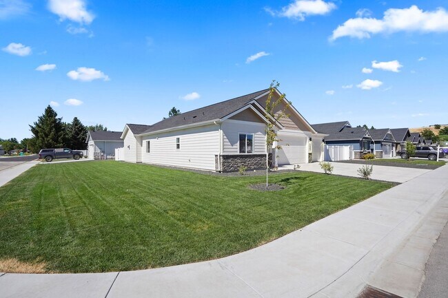 Building Photo - BRAND NEW & BEAUTIFUL 3BD/2BA/3-CAR GARAGE...