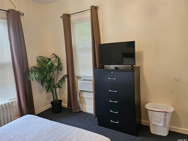 Foto del edificio - 74 Pearsall Ave