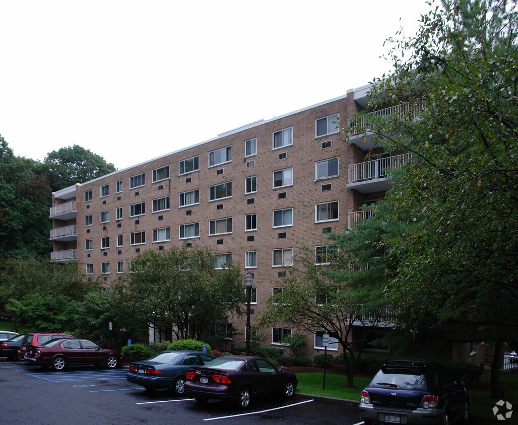 Halston House Apartments in Tarrytown, NY