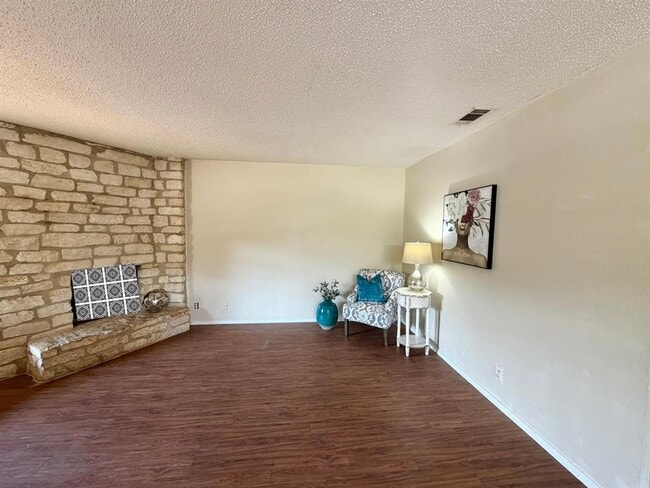 Foto del edificio - 402 Hedgewood Dr
