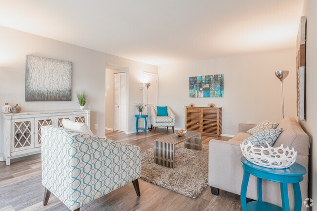 2BR, 1BA - 946SF - South Port