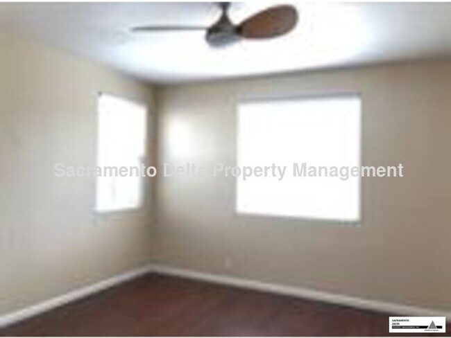 Building Photo - One Story Clean and Spacious 4 bed/2 bath ...