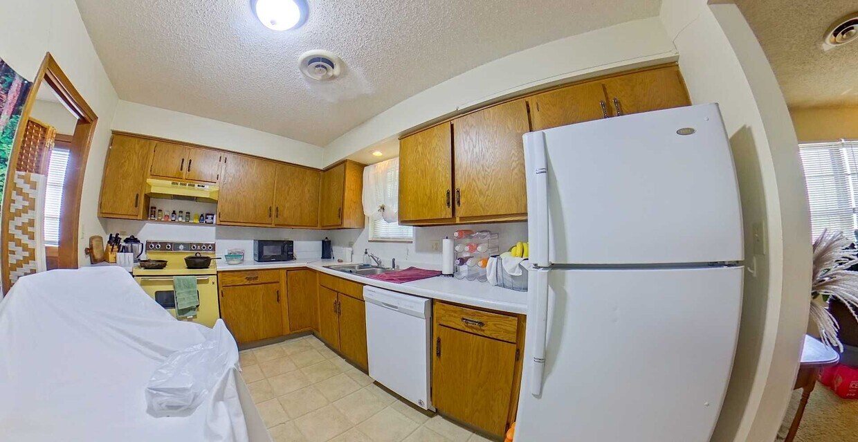Foto principal - 3D Tour Available - Cozy Two Bedroom + Law...