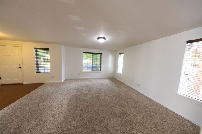 Foto del edificio - Three bedroom home one block from Battle Ground Village. - With AC