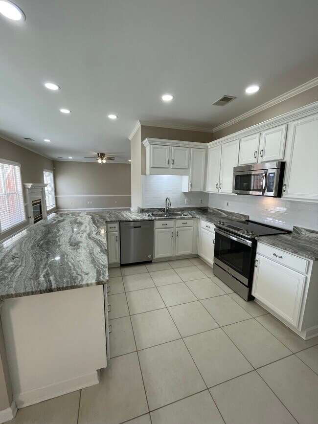Building Photo - 135 Cottonwood Dr