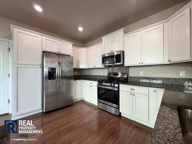 Foto del edificio - Spacious 4-Bedroom Home with Fenced Yard & 2-Car Garage Near JBLM!