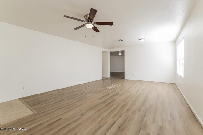 Building Photo - 1725 W Rita Marie Dr