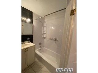 Foto del edificio - 68-14-68-60 60th St