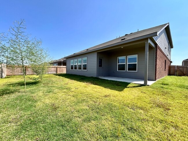 Building Photo - Large 5/BR 3/BA Home – Perfect for Comfort...