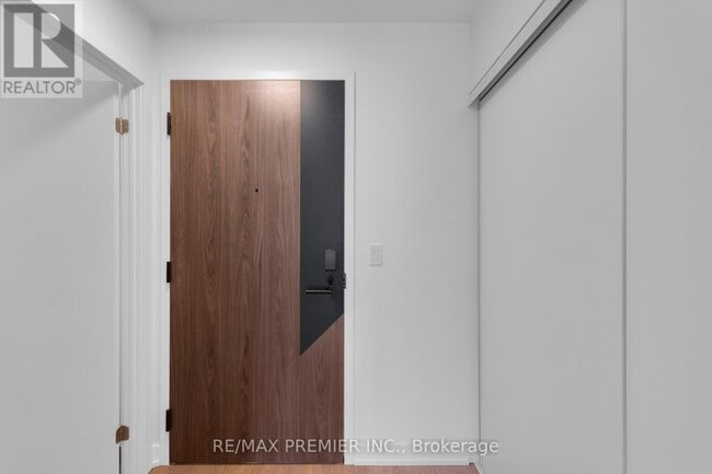 Photo du bâtiment - 1037 The Queensway