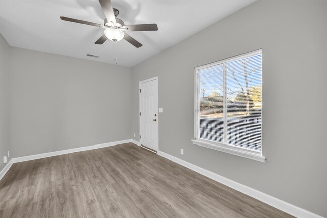 Living Room - Lander Place Apartments- 611 Highland Park Dr
