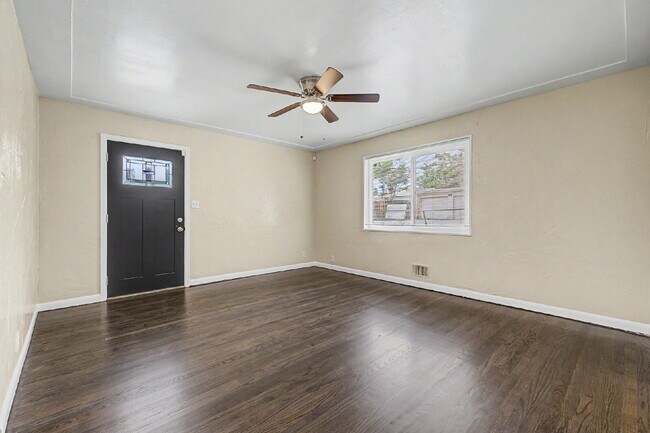 Foto del edificio - "Charming 3-Bedroom Duplex Retreat on Chester Street, Aurora – Cozy 1206 Sq Ft Home Awaiting Your...