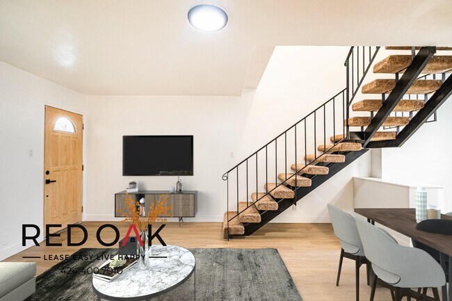 Building Photo - Incredible Dual Level Bright, Spacious, An...