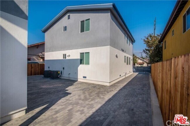 Foto del edificio - 4267 Hooper Ave.