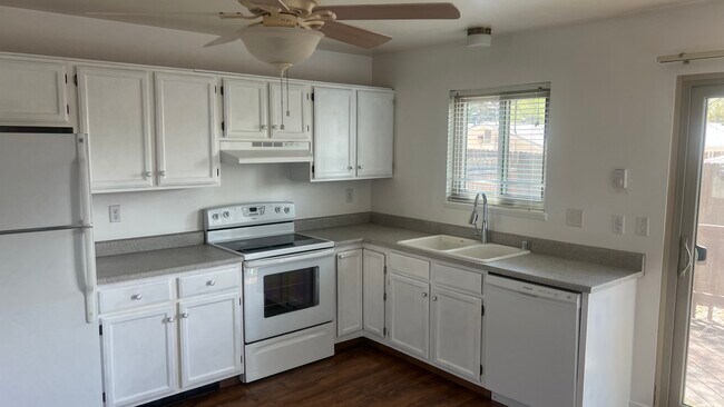 Foto del edificio - 725 Alexander Rd