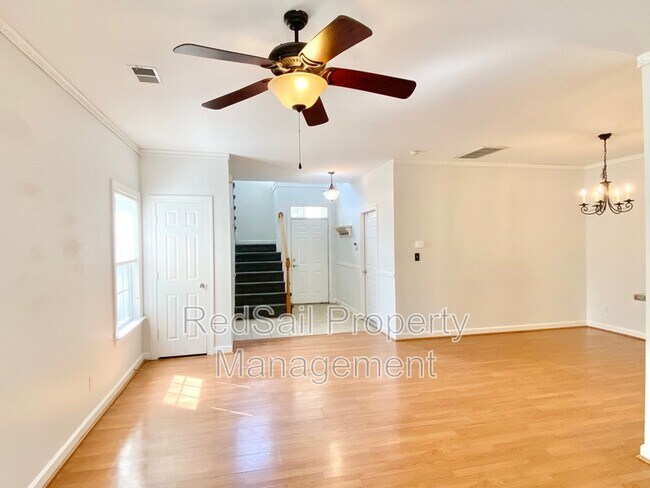 Foto del edificio - 321 Swain Hill Ct