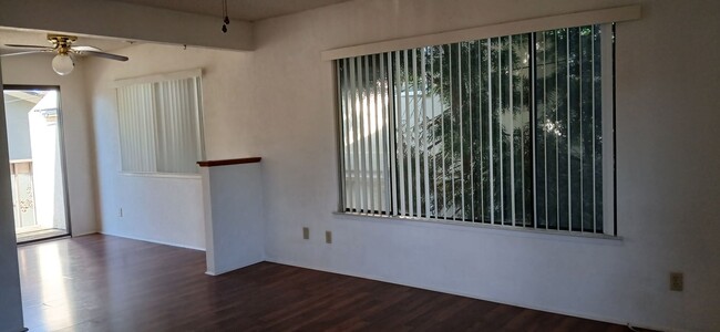 Building Photo - Upstairs 2 bedroom apartment near downtown...