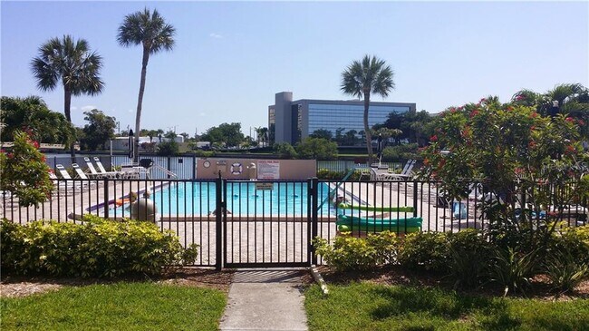 Foto del edificio - 7425 Bay Island Dr S