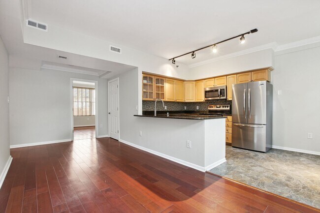 Foto del edificio - Logan Circle! Available Now! High End // 2...