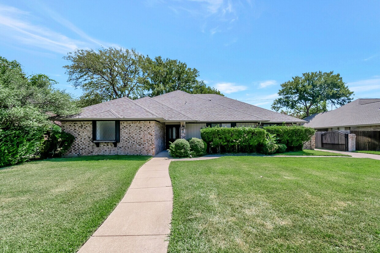 Primary Photo - 2101 Oak Bluff Dr