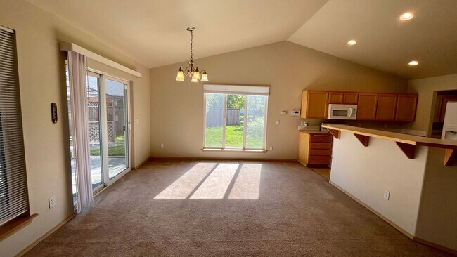 Building Photo - Beautiful 3BR/2BA Single Family House - St...