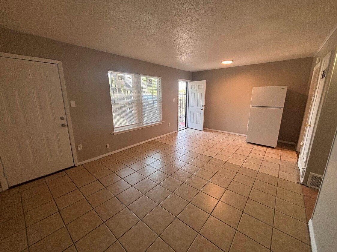 Primary Photo - 4455 Macon Rd