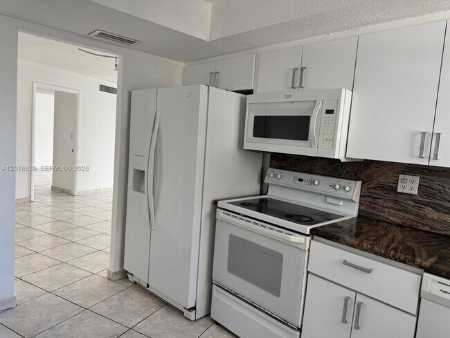Building Photo - 6039 Collins Ave