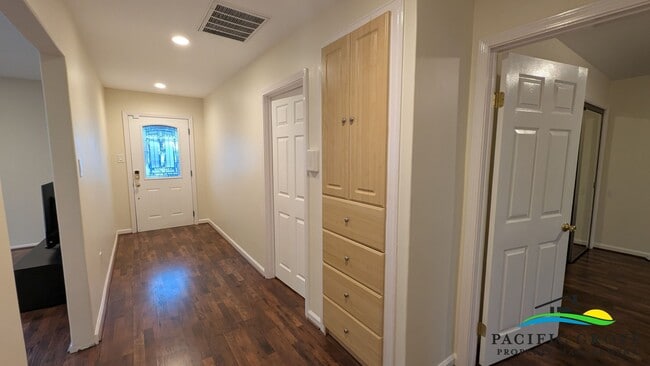 Foto del edificio - Bright and Roomy 2 Bedroom 2 Bathroom Home