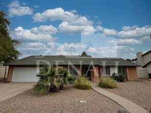 Building Photo - 1016 W Nido Ave