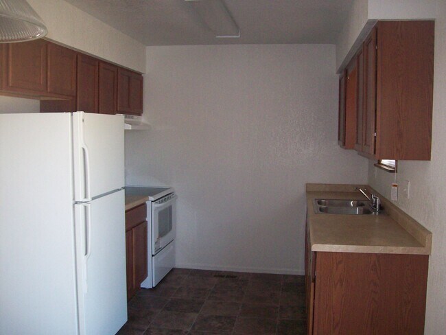 Building Photo - 204 Spruce Dr