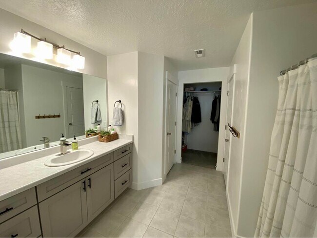 Building Photo - North Point Townhome