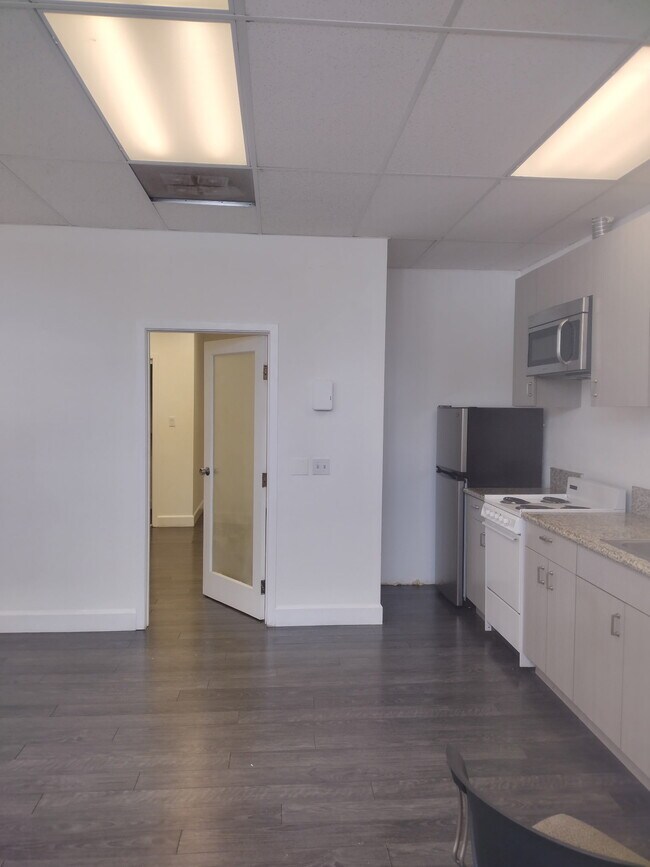 Foto del edificio - 7440 Girard Ave