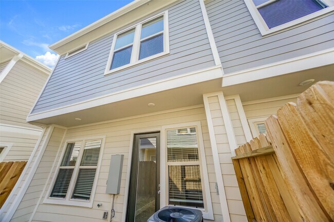 Foto del edificio - 5106 Royal Heath Dr