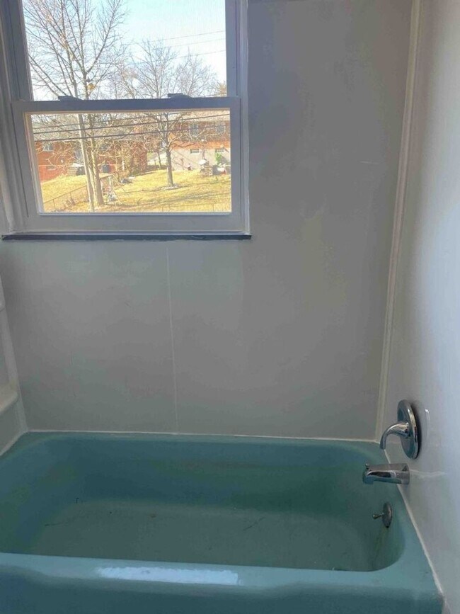 Building Photo - Spacious 2 bed one bath