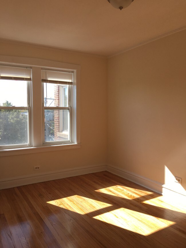 Foto del edificio - 3144 N Laramie Ave