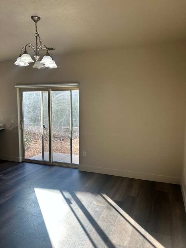 Building Photo - BEAUTIFUL TOWNHOME!