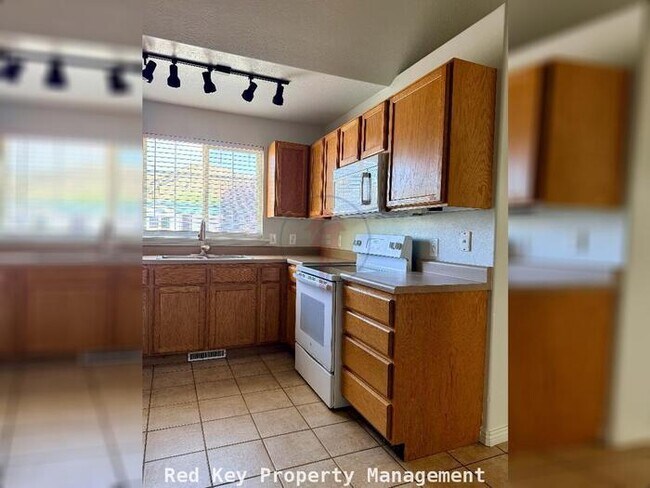 Building Photo - 900 W Single Family Home
