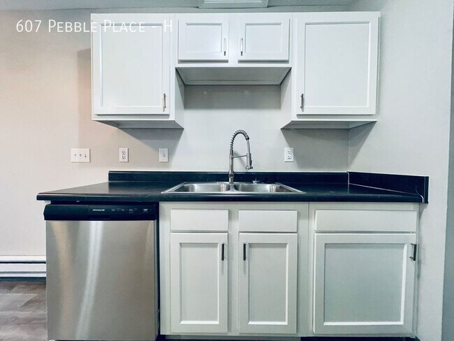 Foto del edificio - 607 Pebble Pl Dr
