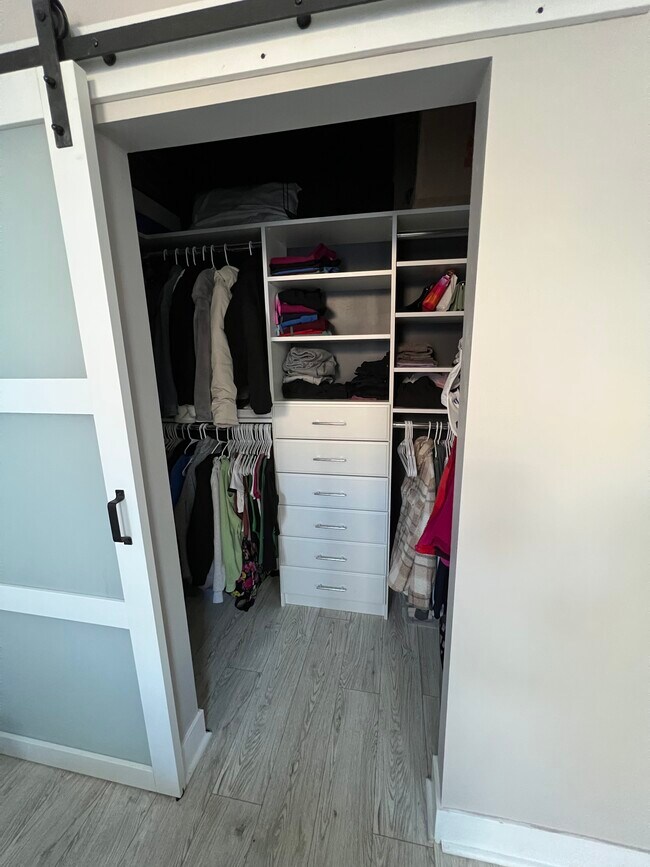 Vestidor con armarios empotrados - 2336 N Southport Ave
