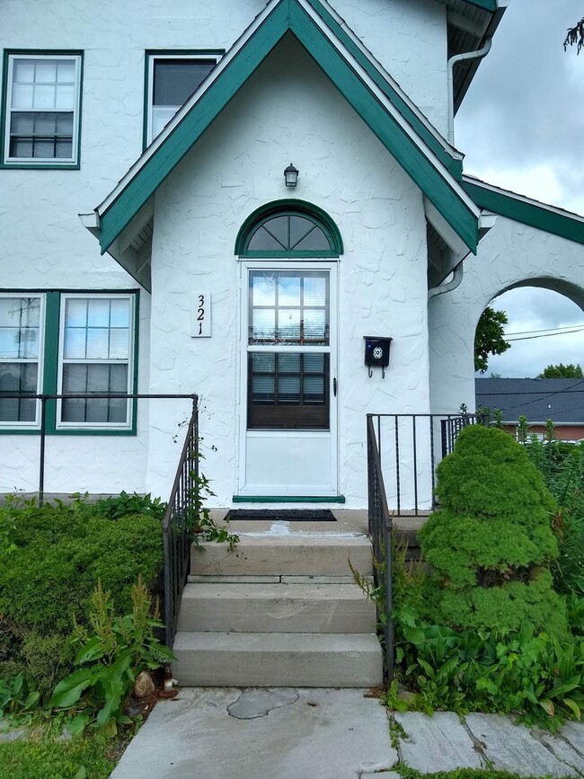 Building Photo - 321 S Eagleson Ave