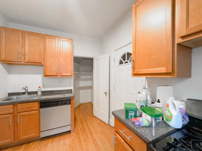 Foto del edificio - 2336 W Addison St