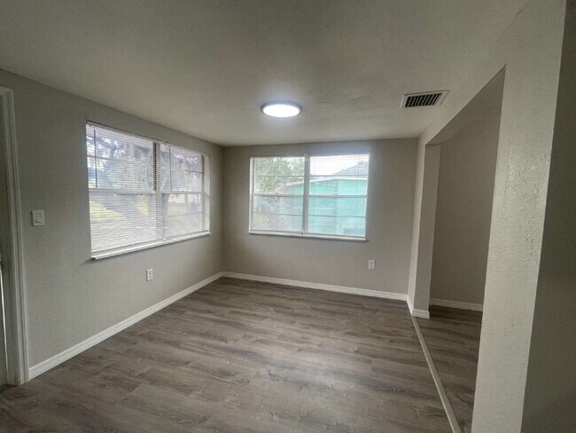 Building Photo - 4-Bedroom and 2-Bathroom