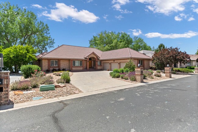 Building Photo - 3957 Valley Oak Dr