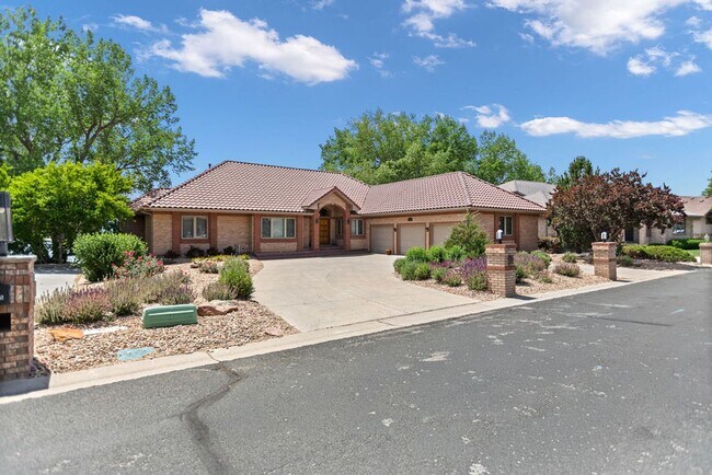 Foto del edificio - 3957 Valley Oak Dr