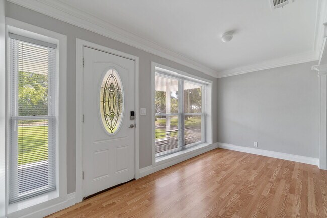 Building Photo - 920 Beachview Dr NE